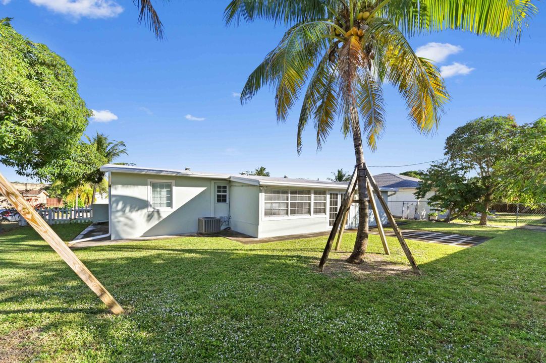 For Sale: $510,000 (4 beds, 2 baths, 1594 Square Feet)