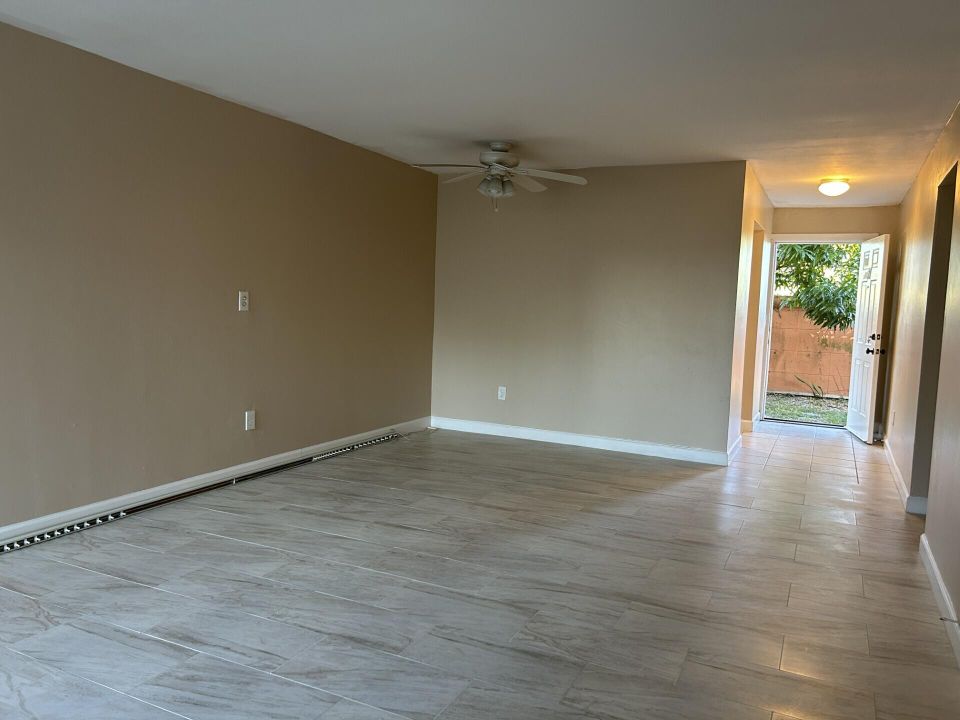 Active With Contract: $1,900 (2 beds, 1 baths, 847 Square Feet)