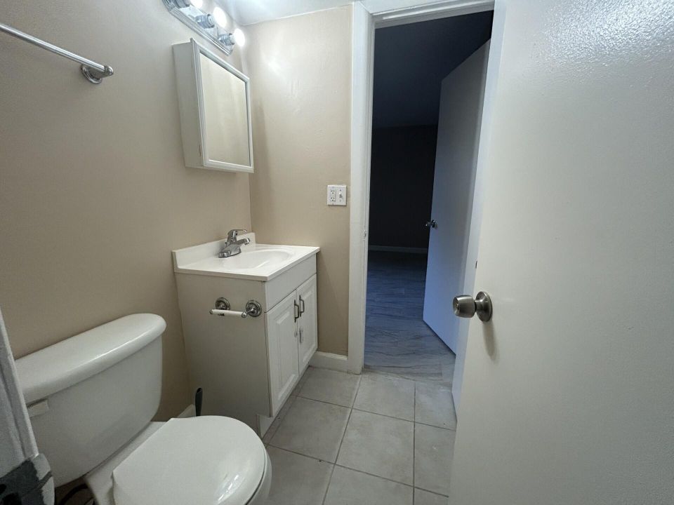 Active With Contract: $1,900 (2 beds, 1 baths, 847 Square Feet)