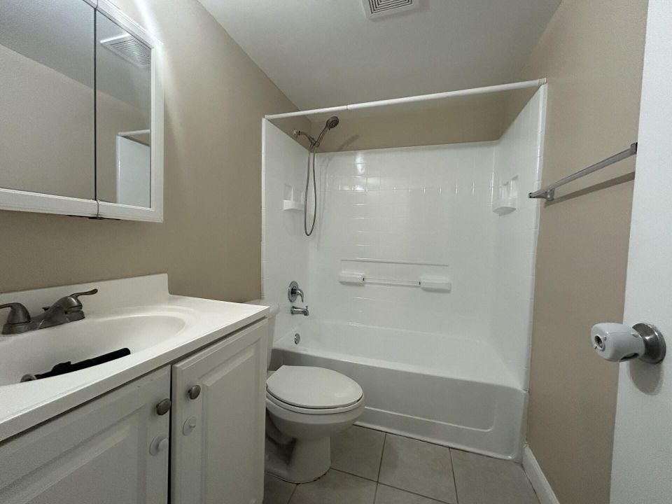 Active With Contract: $1,900 (2 beds, 1 baths, 847 Square Feet)