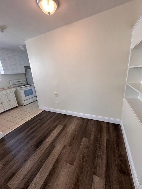 Active With Contract: $2,200 (2 beds, 1 baths, 750 Square Feet)