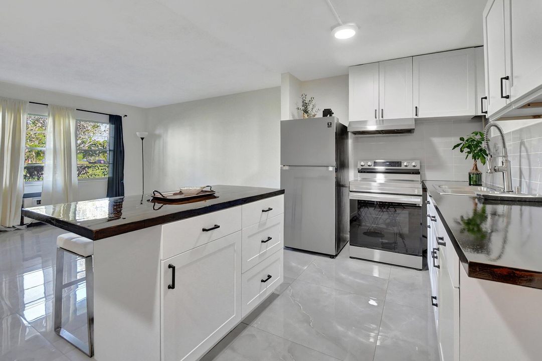 Active With Contract: $1,550 (1 beds, 1 baths, 720 Square Feet)