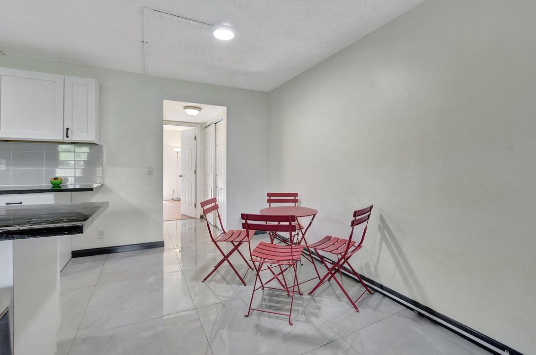 Active With Contract: $1,550 (1 beds, 1 baths, 720 Square Feet)