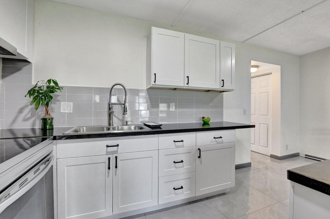 Active With Contract: $1,550 (1 beds, 1 baths, 720 Square Feet)