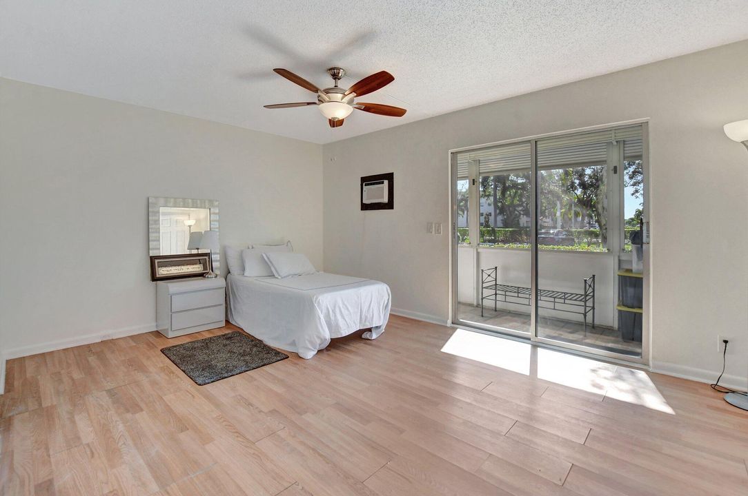 Active With Contract: $1,550 (1 beds, 1 baths, 720 Square Feet)