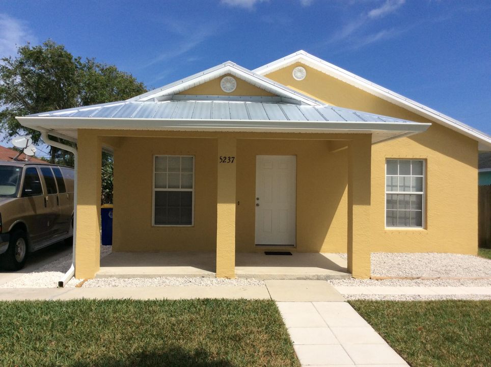 For Sale: $1,299,000 (3 beds, 2 baths, 1215 Square Feet)