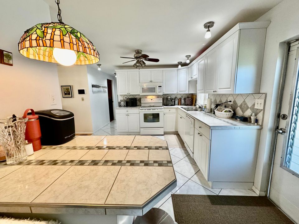 For Sale: $189,999 (2 beds, 2 baths, 1200 Square Feet)