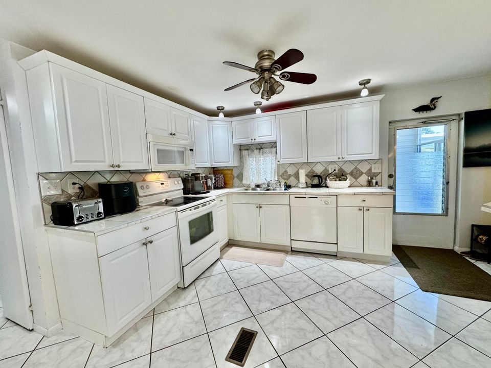 For Sale: $189,999 (2 beds, 2 baths, 1200 Square Feet)