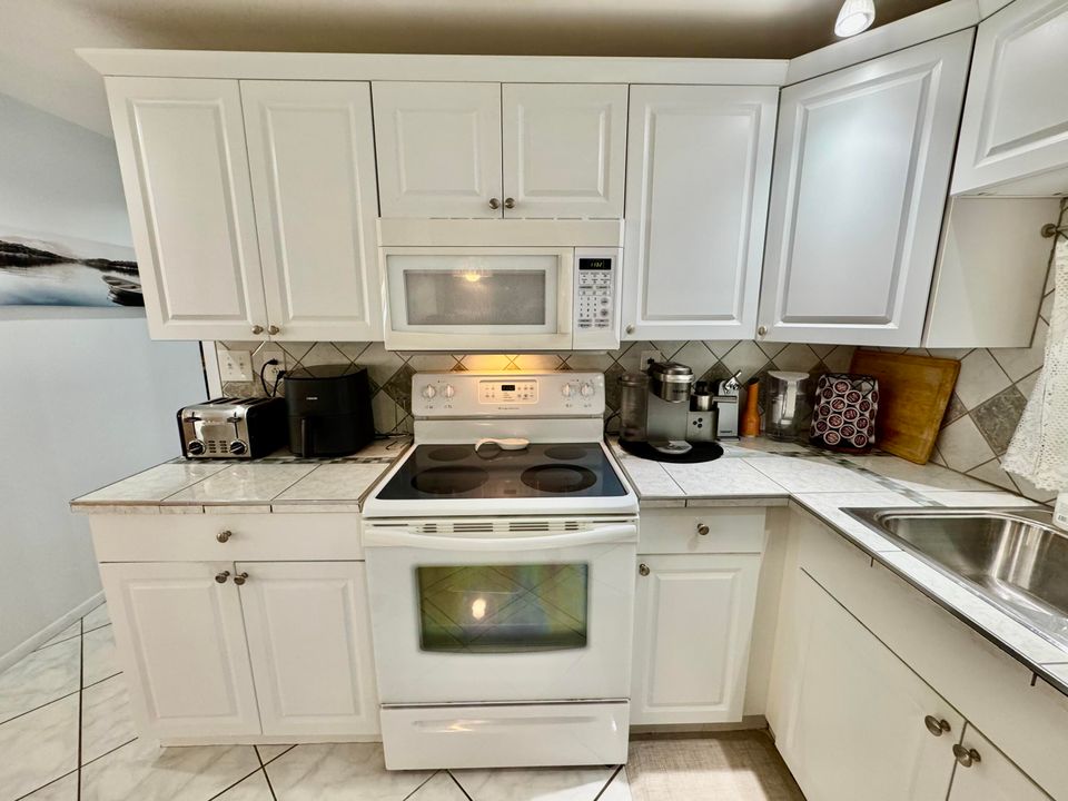 For Sale: $189,999 (2 beds, 2 baths, 1200 Square Feet)