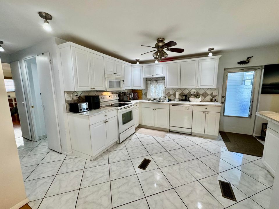 For Sale: $189,999 (2 beds, 2 baths, 1200 Square Feet)