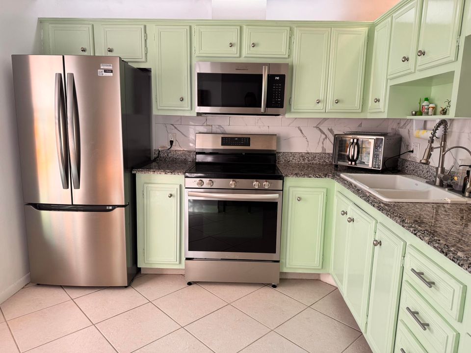 For Sale: $239,900 (2 beds, 2 baths, 1088 Square Feet)