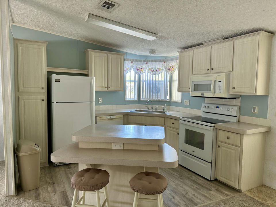 For Sale: $115,000 (2 beds, 2 baths, 1100 Square Feet)