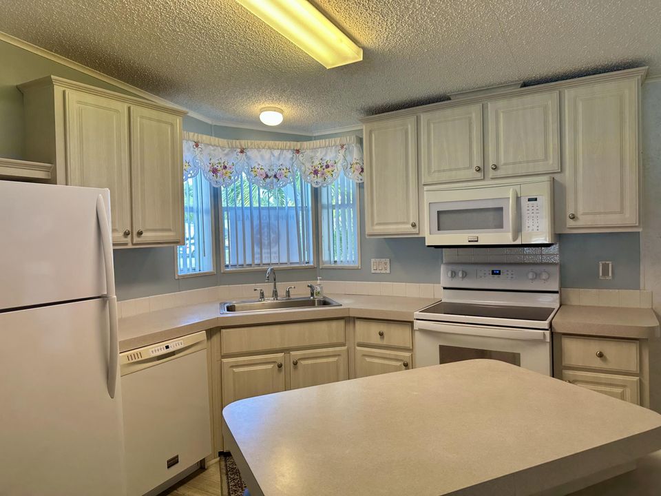 For Sale: $115,000 (2 beds, 2 baths, 1100 Square Feet)