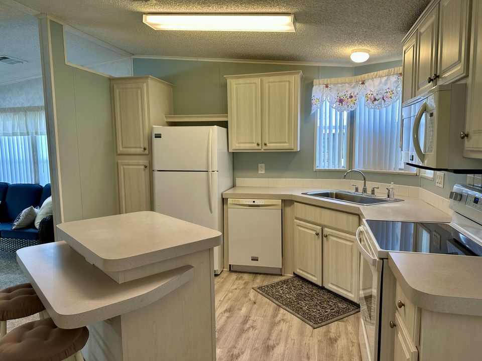 For Sale: $115,000 (2 beds, 2 baths, 1100 Square Feet)