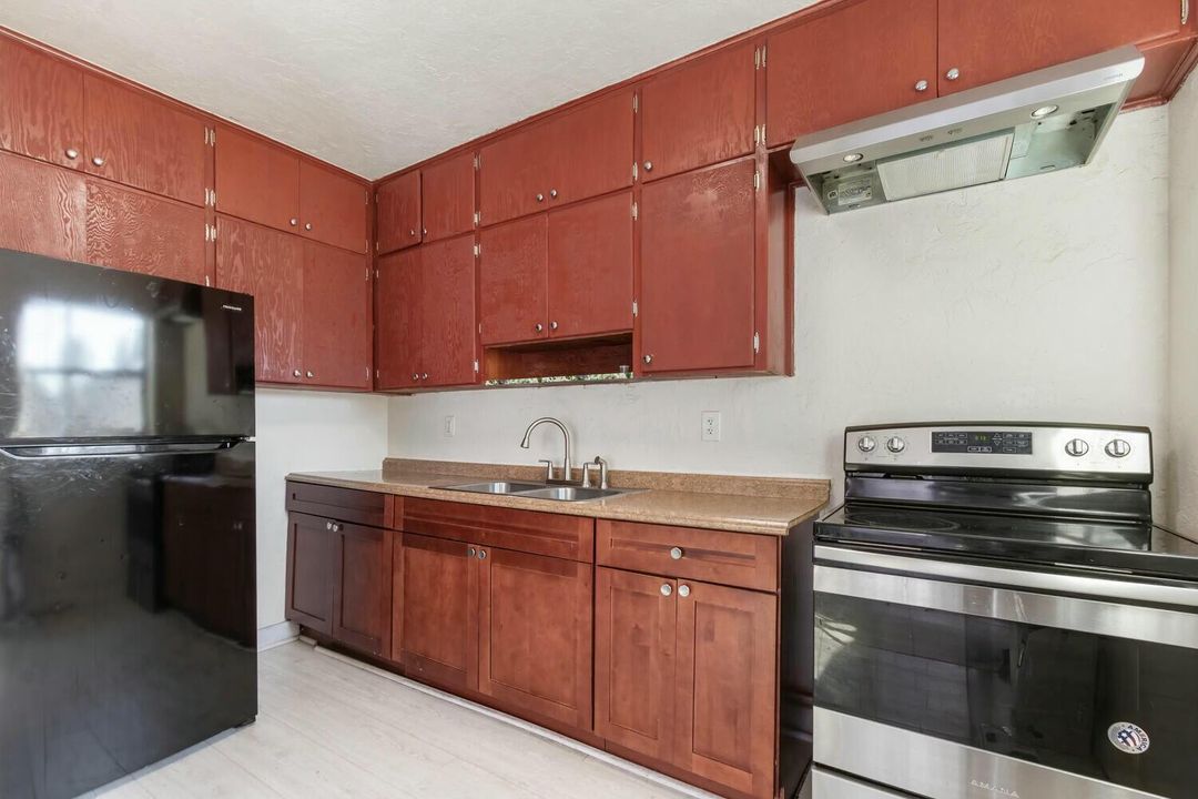 For Sale: $205,000 (2 beds, 1 baths, 1005 Square Feet)