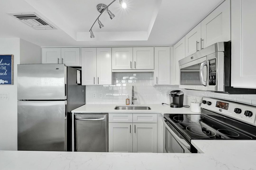 For Sale: $595,000 (1 beds, 1 baths, 650 Square Feet)