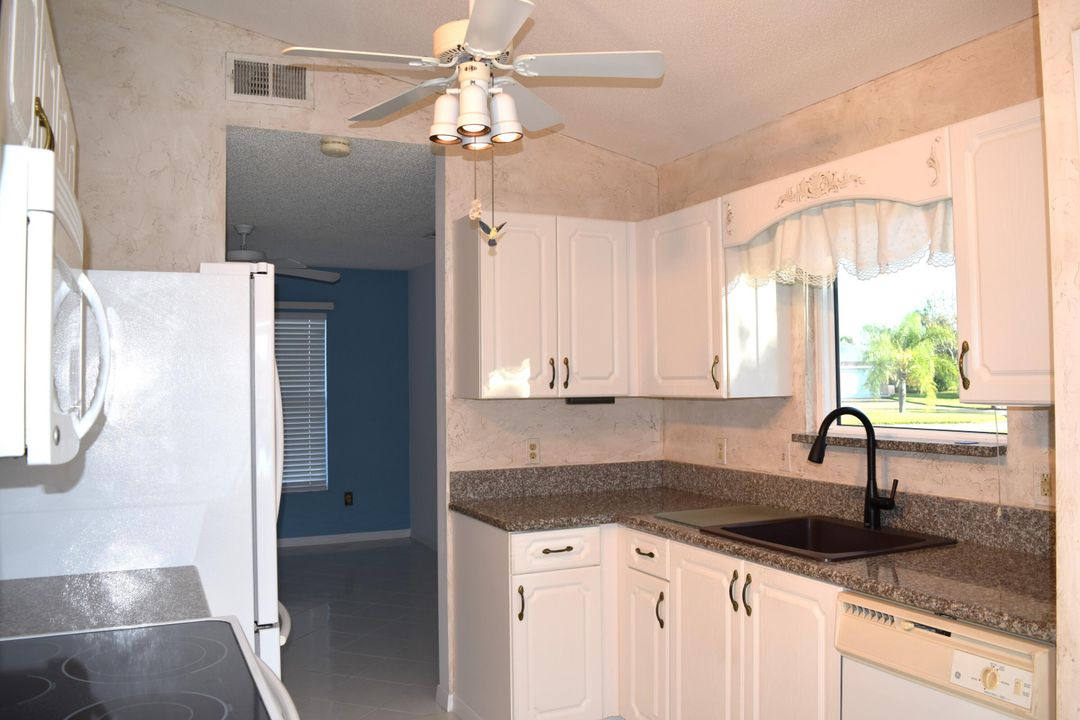 For Sale: $270,000 (2 beds, 2 baths, 1305 Square Feet)