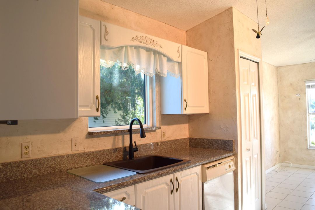 For Sale: $270,000 (2 beds, 2 baths, 1305 Square Feet)