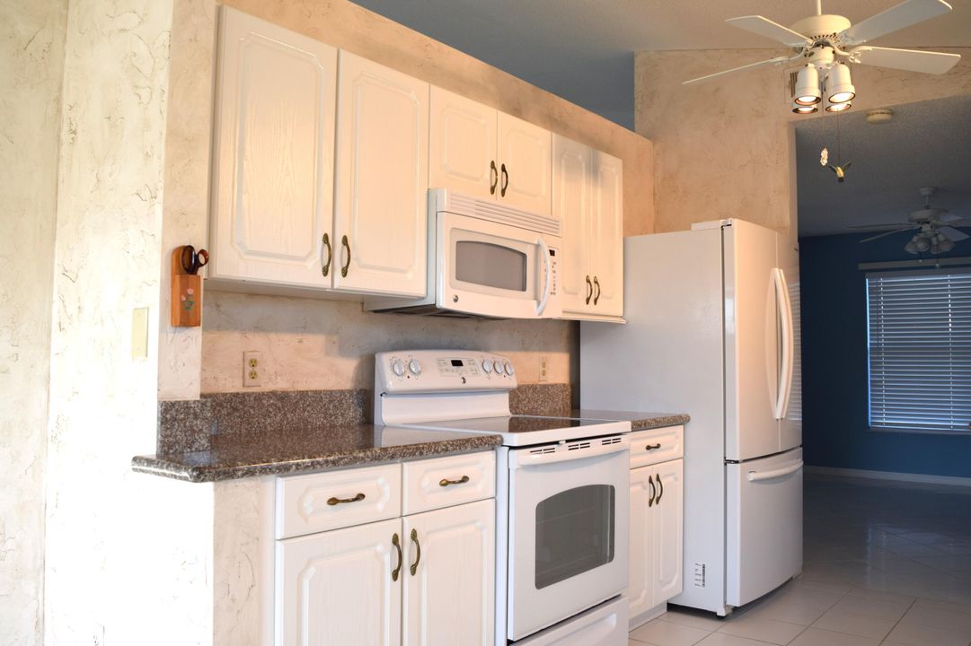 For Sale: $270,000 (2 beds, 2 baths, 1305 Square Feet)