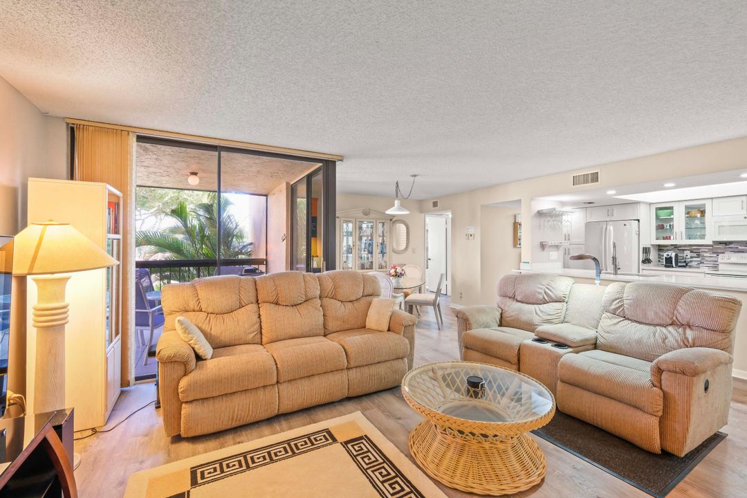 For Sale: $397,500 (2 beds, 2 baths, 1290 Square Feet)