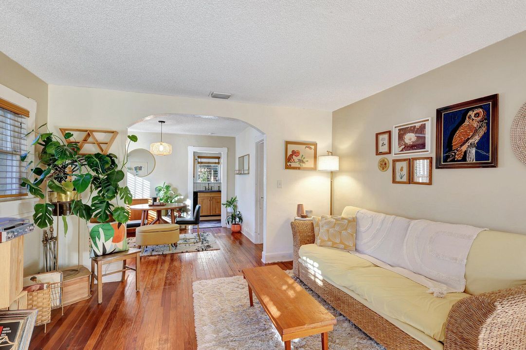 For Sale: $340,000 (2 beds, 1 baths, 1056 Square Feet)