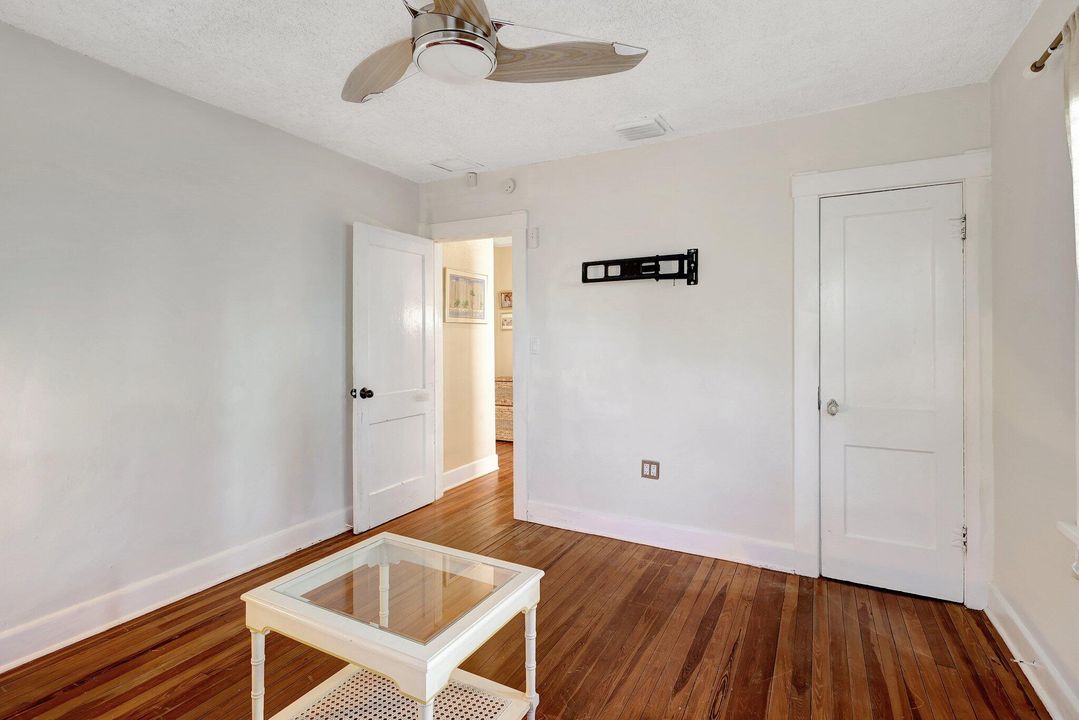 For Sale: $340,000 (2 beds, 1 baths, 1056 Square Feet)