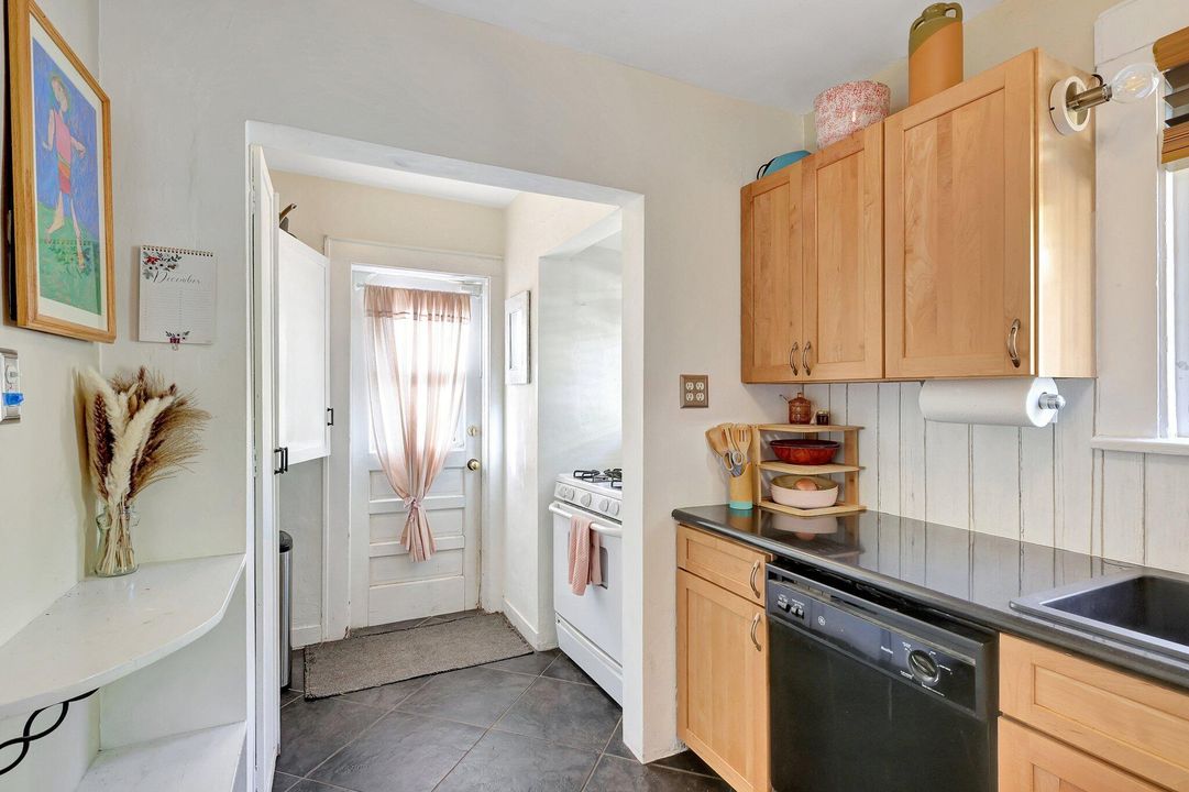 For Sale: $340,000 (2 beds, 1 baths, 1056 Square Feet)