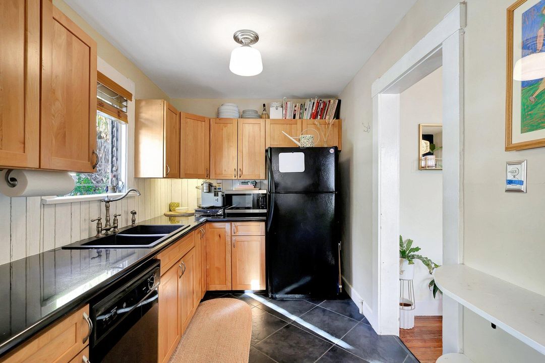 For Sale: $340,000 (2 beds, 1 baths, 1056 Square Feet)