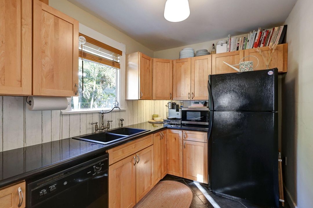 For Sale: $340,000 (2 beds, 1 baths, 1056 Square Feet)