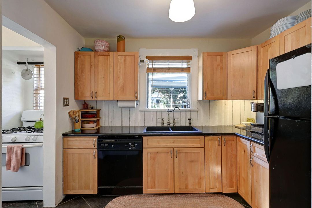 For Sale: $340,000 (2 beds, 1 baths, 1056 Square Feet)