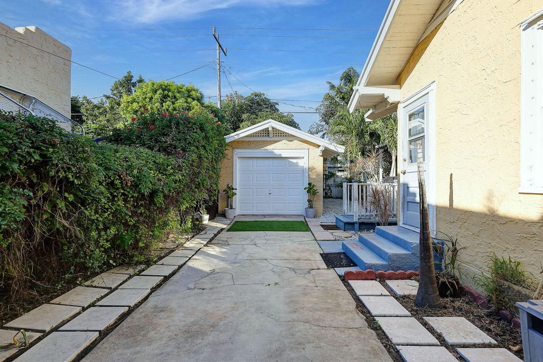 For Sale: $340,000 (2 beds, 1 baths, 1056 Square Feet)