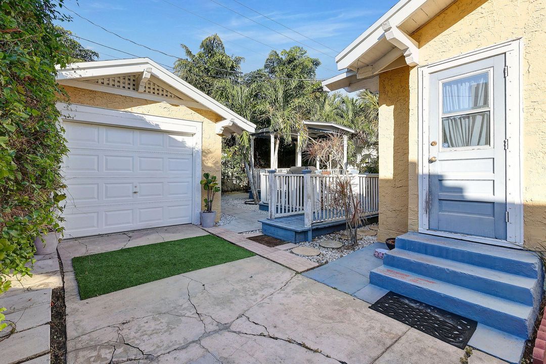 For Sale: $340,000 (2 beds, 1 baths, 1056 Square Feet)