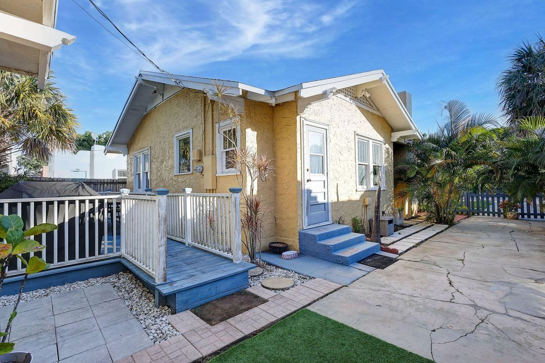 For Sale: $340,000 (2 beds, 1 baths, 1056 Square Feet)