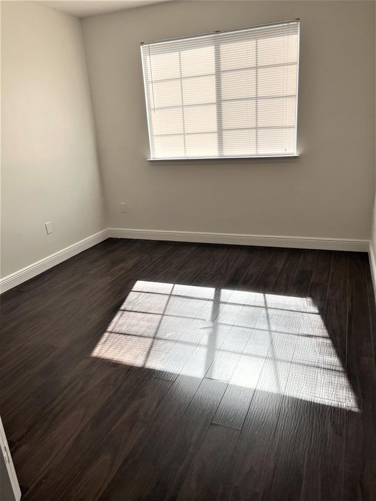 Active With Contract: $1,750 (1 beds, 1 baths, 820 Square Feet)