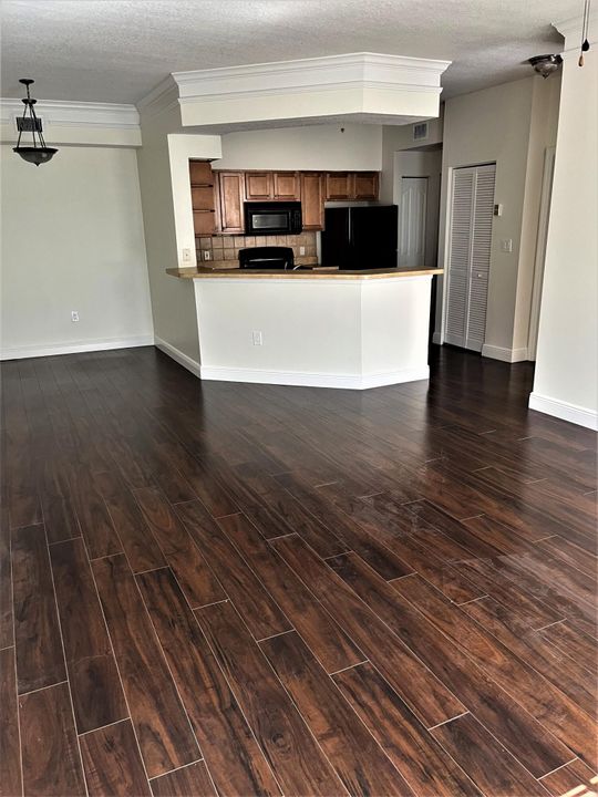 Active With Contract: $1,750 (1 beds, 1 baths, 820 Square Feet)