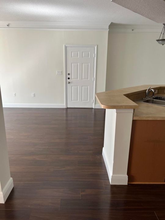 Active With Contract: $1,750 (1 beds, 1 baths, 820 Square Feet)