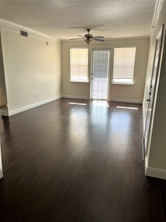 Active With Contract: $1,750 (1 beds, 1 baths, 820 Square Feet)