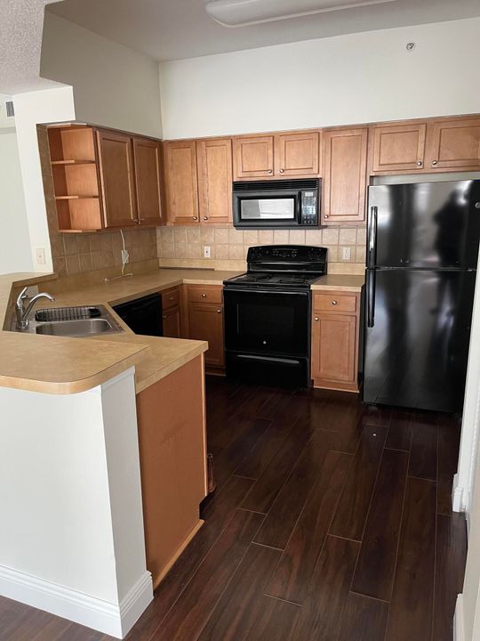 Active With Contract: $1,750 (1 beds, 1 baths, 820 Square Feet)