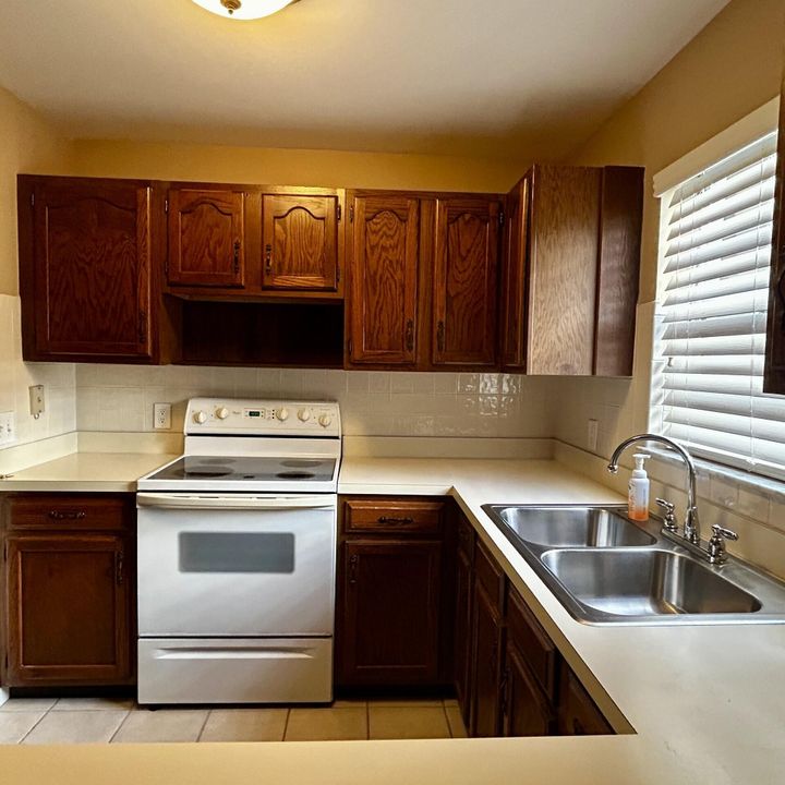 For Sale: $154,900 (2 beds, 2 baths, 1080 Square Feet)