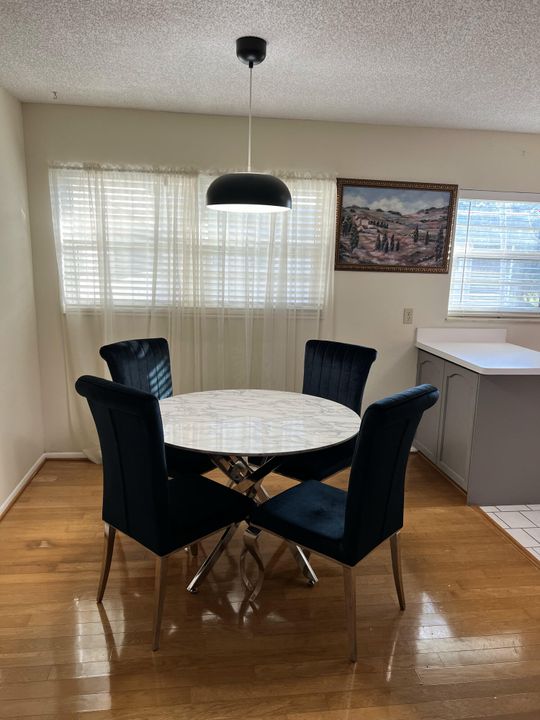 For Rent: $1,800 (2 beds, 2 baths, 1000 Square Feet)