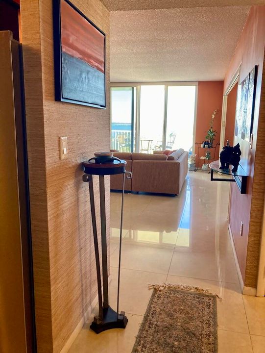 For Rent: $5,000 (1 beds, 2 baths, 983 Square Feet)