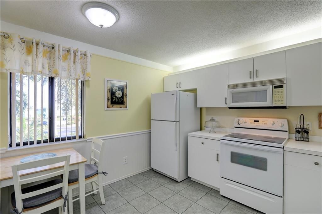 For Sale: $249,900 (2 beds, 2 baths, 1060 Square Feet)