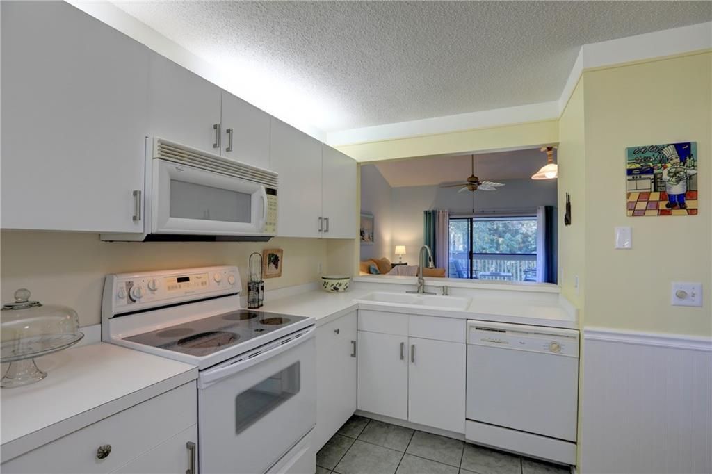 For Sale: $249,900 (2 beds, 2 baths, 1060 Square Feet)