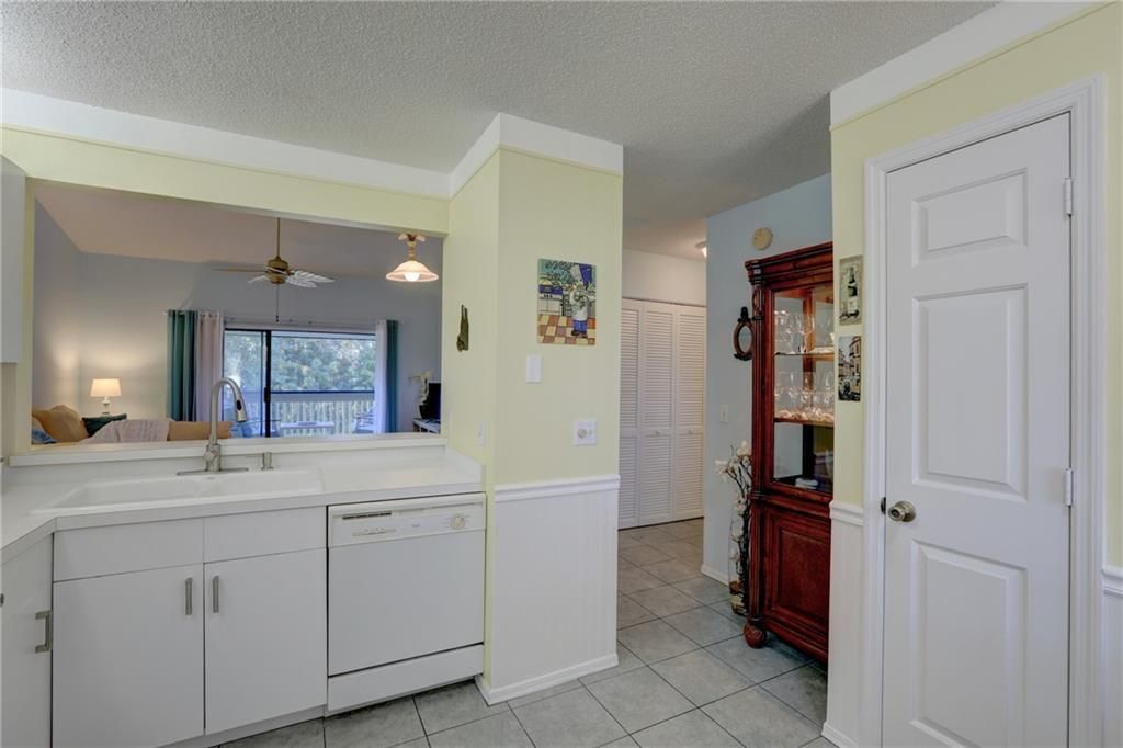 For Sale: $249,900 (2 beds, 2 baths, 1060 Square Feet)