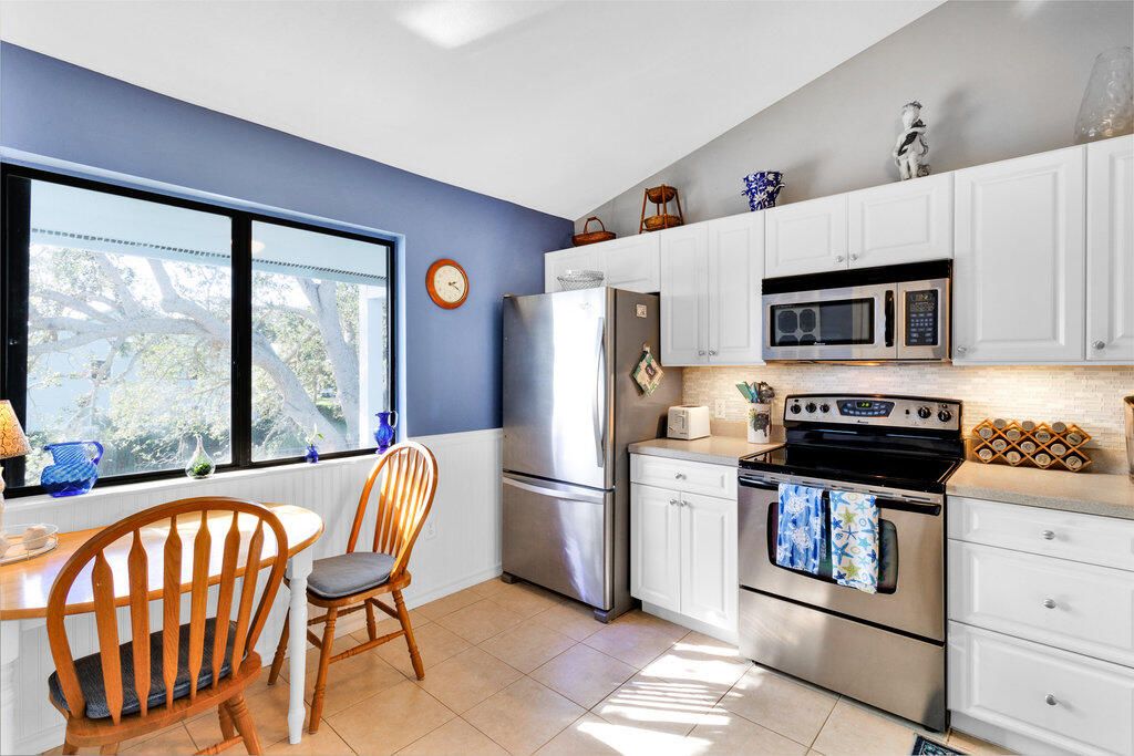 For Sale: $265,000 (2 beds, 2 baths, 1060 Square Feet)