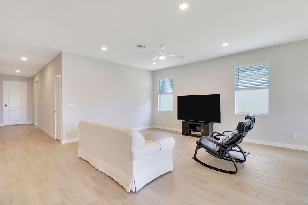 For Sale: $599,000 (3 beds, 2 baths, 1816 Square Feet)