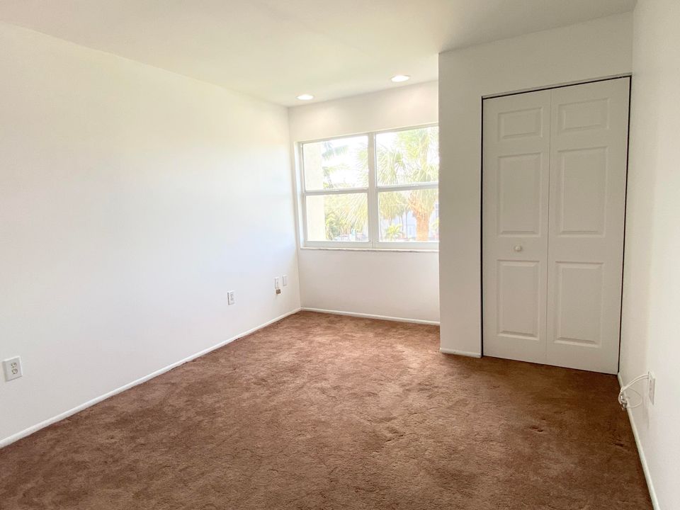 For Sale: $359,000 (2 beds, 2 baths, 1176 Square Feet)