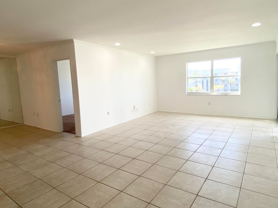 For Sale: $359,000 (2 beds, 2 baths, 1176 Square Feet)