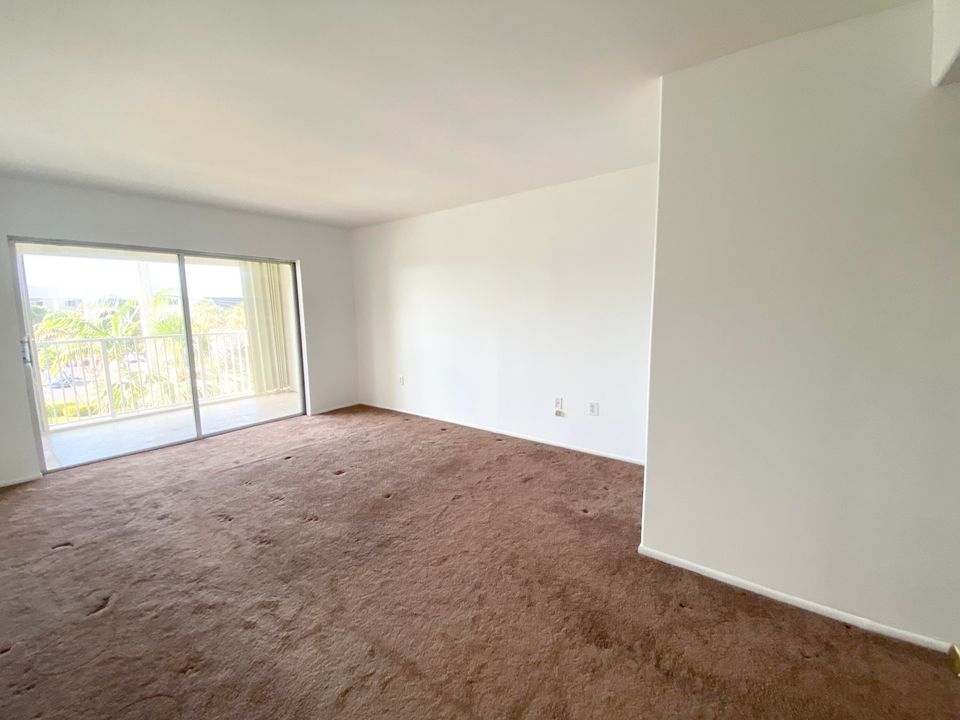 For Sale: $359,000 (2 beds, 2 baths, 1176 Square Feet)