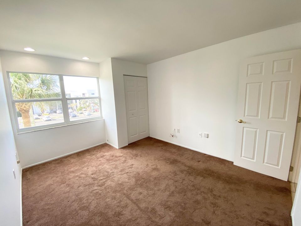 For Sale: $359,000 (2 beds, 2 baths, 1176 Square Feet)